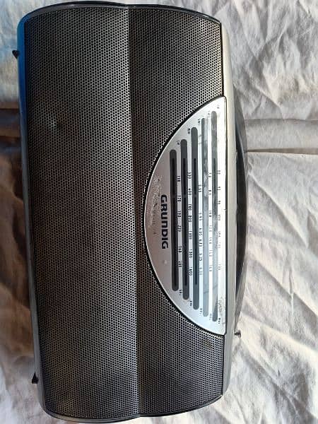 Grundig Radio 5 bands with FM in excellent condition available 1