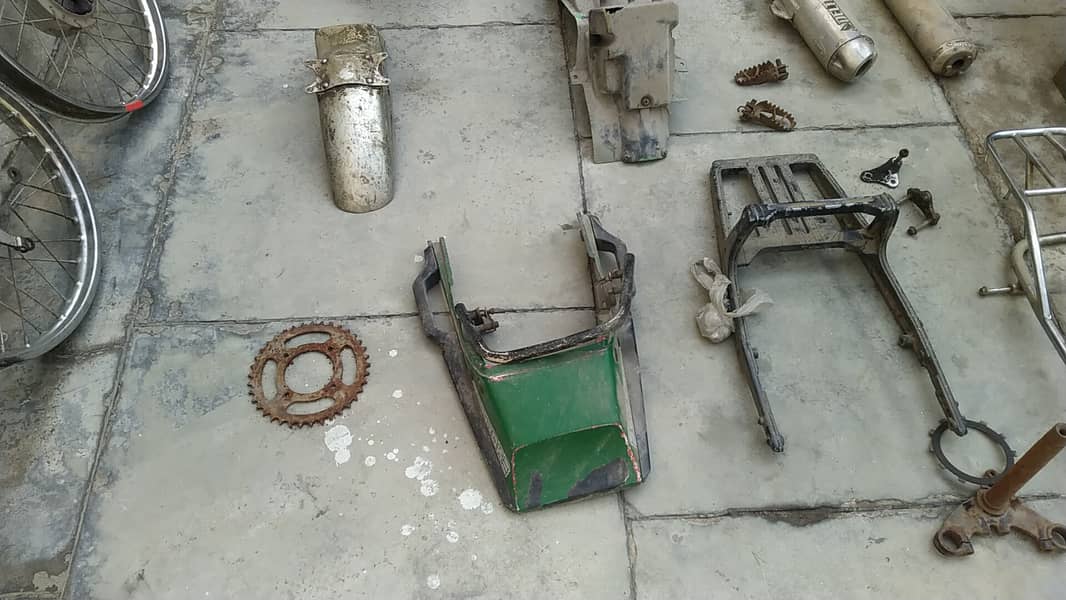 SEE PICTURES parts Japanese bikes  Kawasaki Honda Suzuki yamaha 2