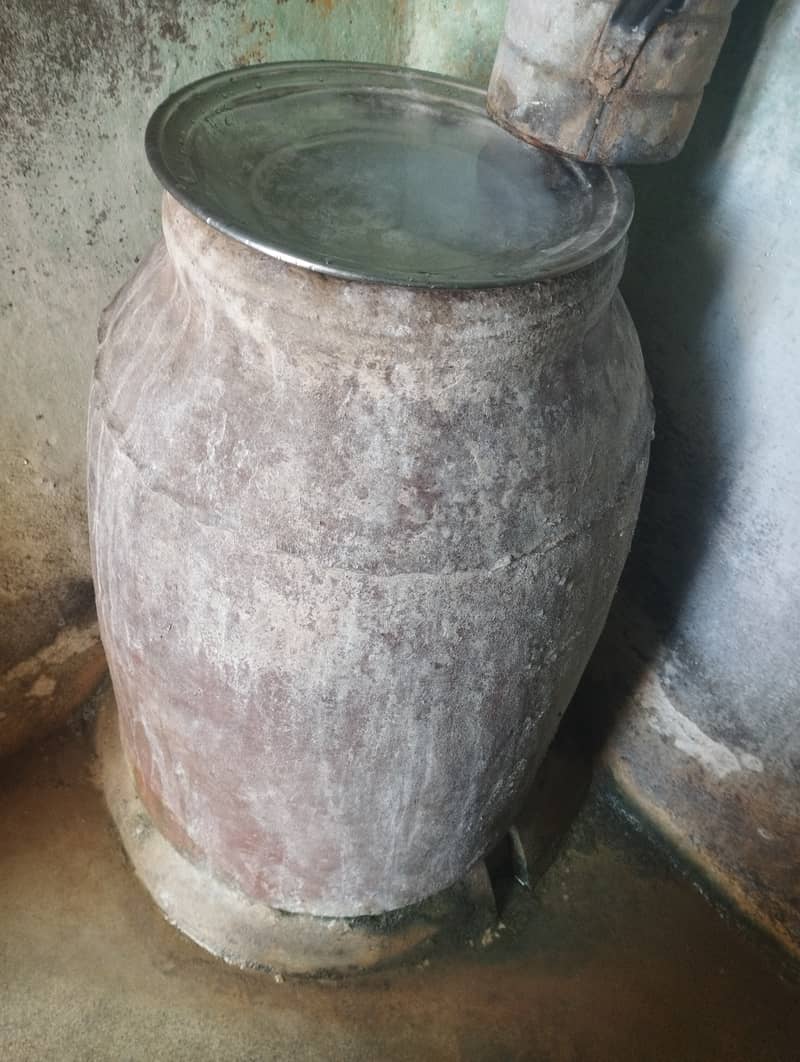 water container. mitti k hain. 1 big 1 small. no leakage. 0