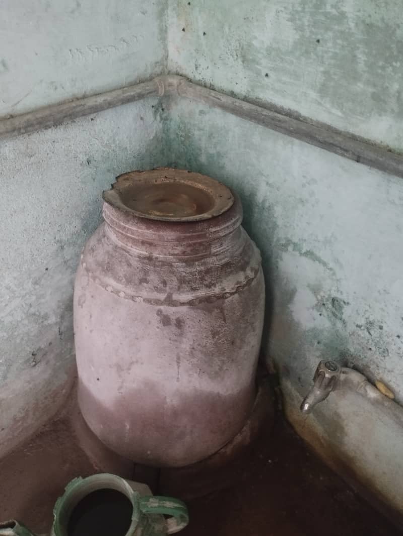 water container. mitti k hain. 1 big 1 small. no leakage. 1