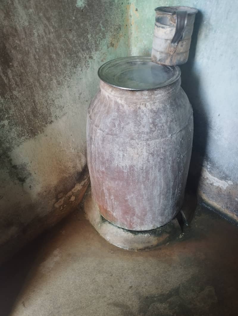 water container. mitti k hain. 1 big 1 small. no leakage. 2