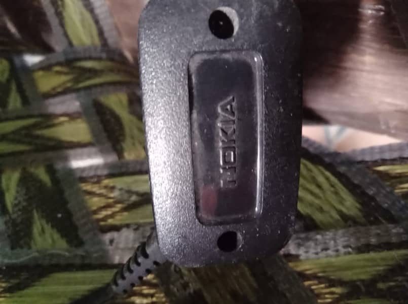 nokia bareek pin charger. original charger. working 0