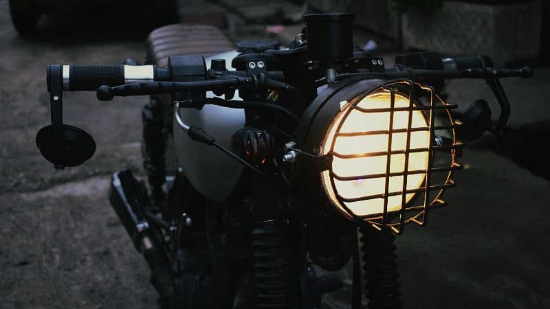 Cafe Racer Brat Suzuki GS 150 Modified 3