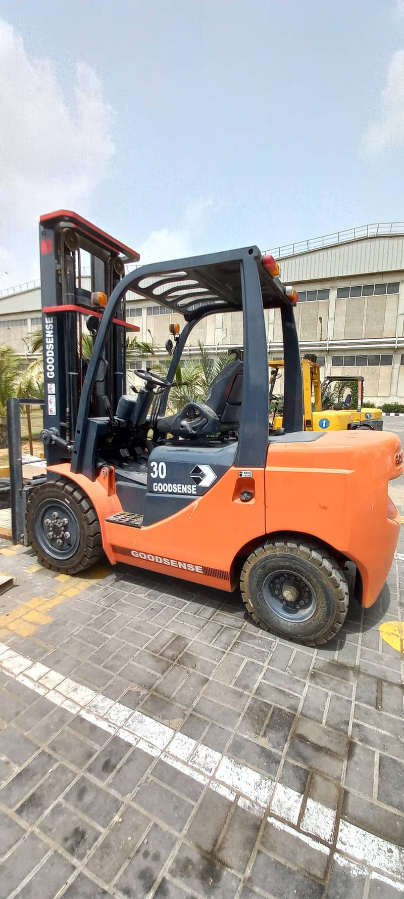 3 Ton Deisel forklift with 20ft mast height for sale in Karachi 1