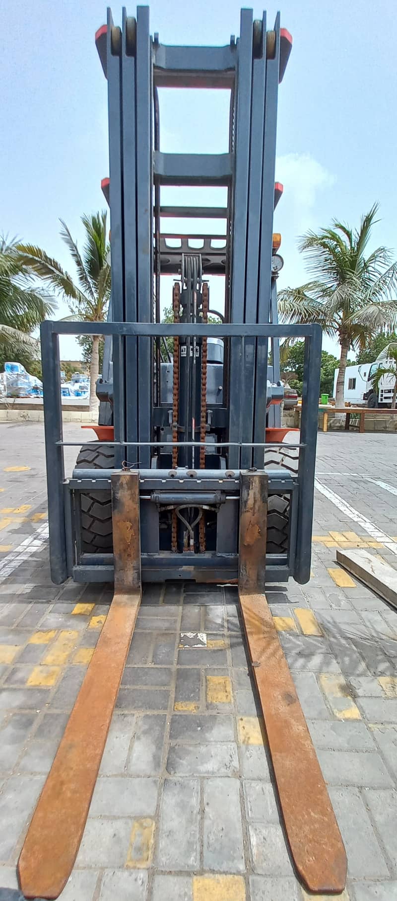 3 Ton Deisel forklift with 20ft mast height for sale in Karachi 3