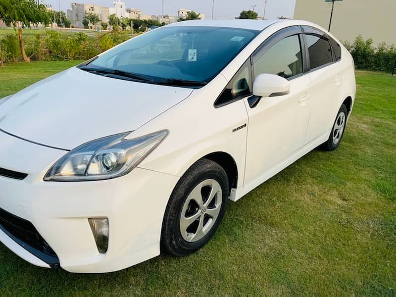 Toyota Prius S package 2014 model islamabad registration 2