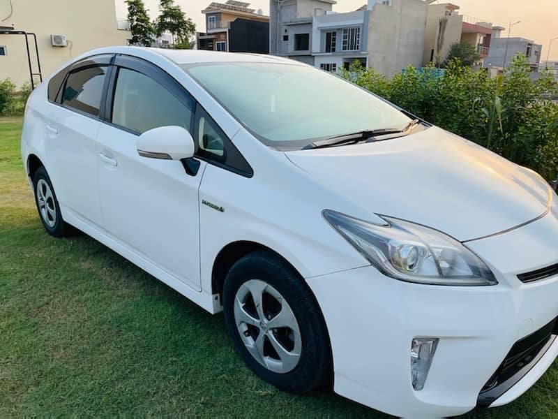 Toyota Prius S package 2014 model islamabad registration 3