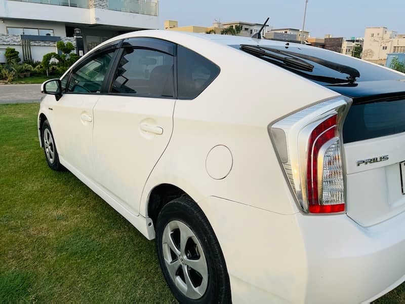 Toyota Prius S package 2014 model islamabad registration 5