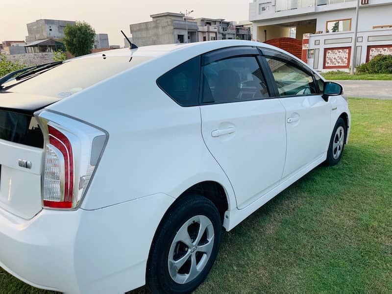 Toyota Prius S package 2014 model islamabad registration 7