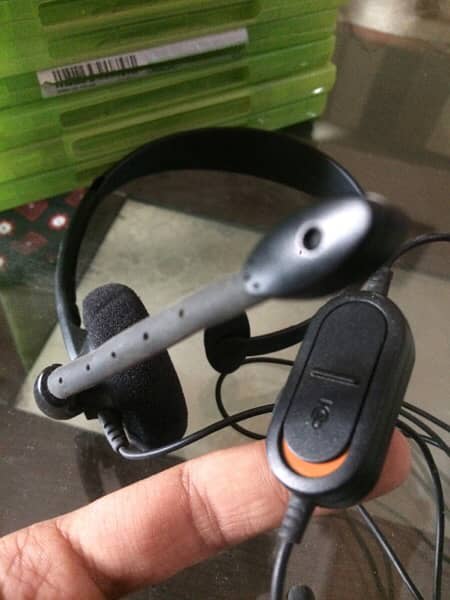 Xbox 360 Voice Chat Headset and Games 2