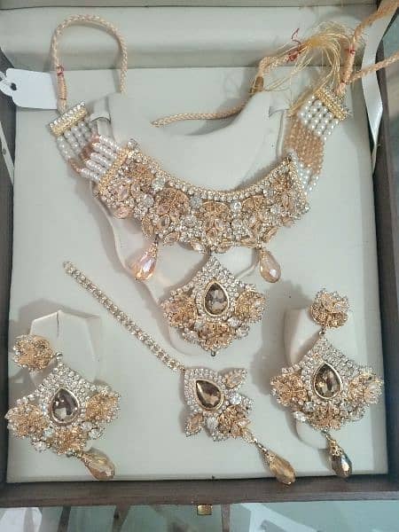 bridal maxi full havy embroidry clutch n jewellry also few hours used 5