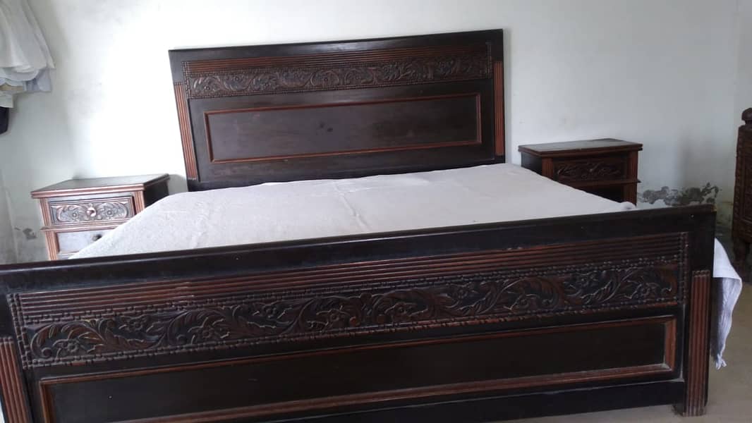 Double bed / king size / Shisham wood / Beautiful light carving 1