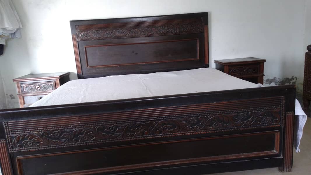 Double bed / king size / Shisham wood / Beautiful light carving 3