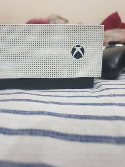 Xbox one s 500gb with 2 controllers and with games.
