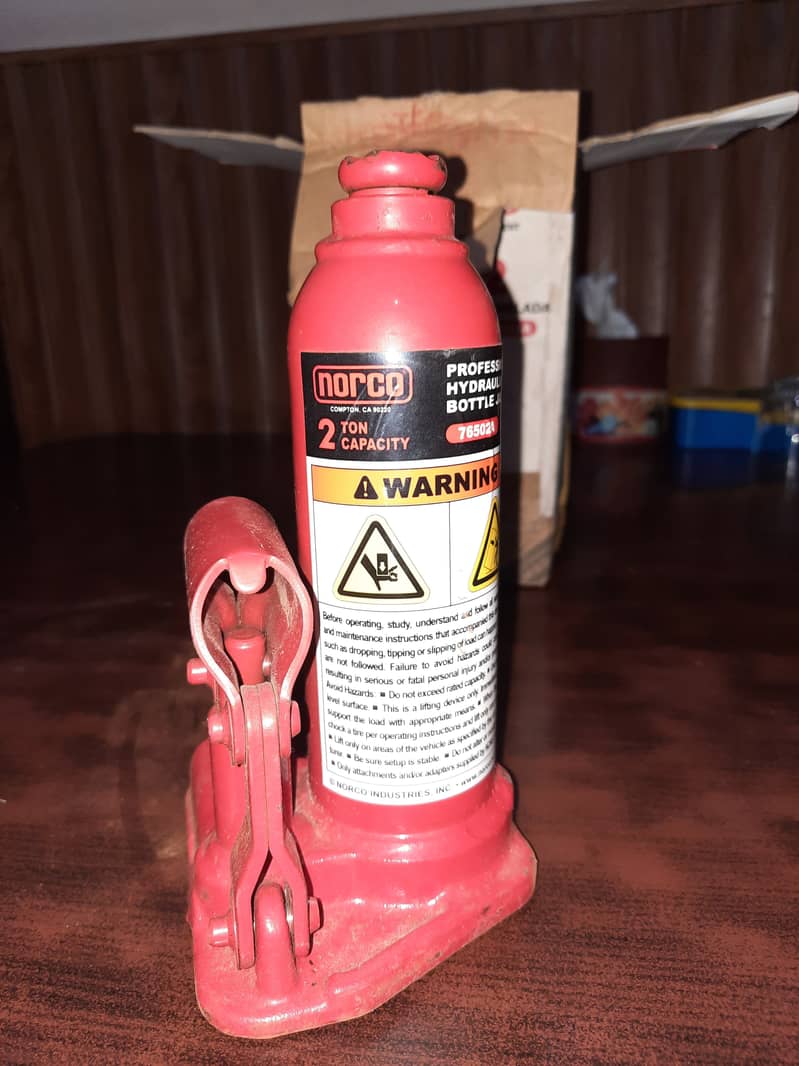 2 Ton Hydraulic Jack (car and light truck) 1