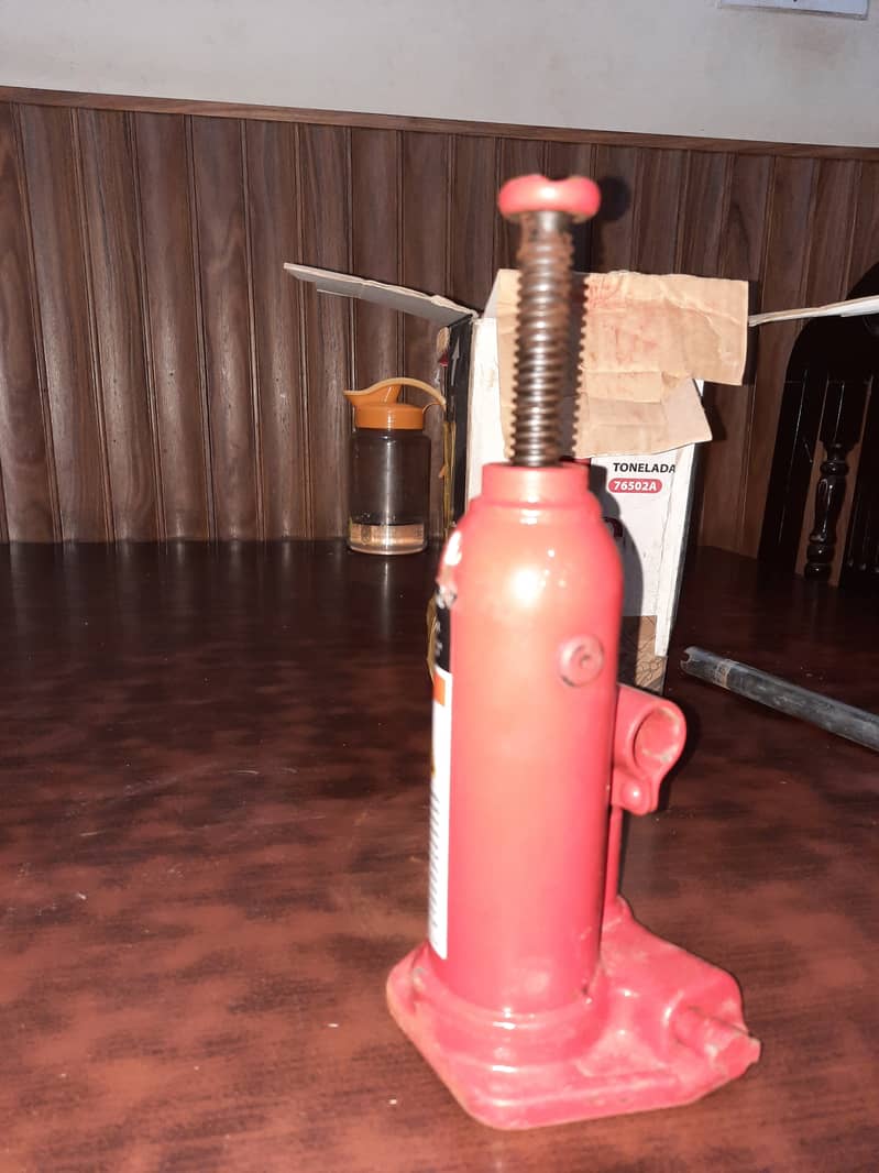 2 Ton Hydraulic Jack (car and light truck) 3