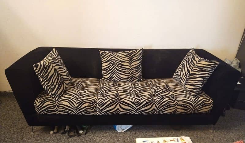 Five seater Sofa set with Cushions for sale. 2