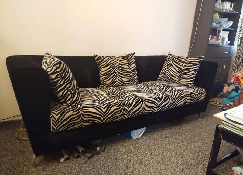 Five seater Sofa set with Cushions for sale. 3