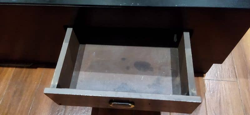 centr table in good condition 2