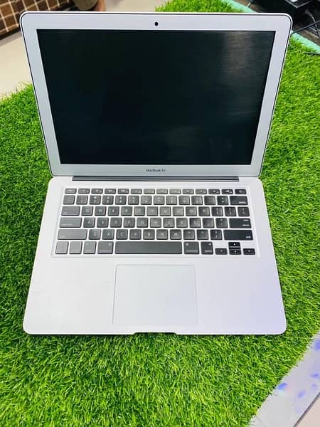 MACBOOK AIR (2017) (8/256gb SSD) MINT CONDITION 1