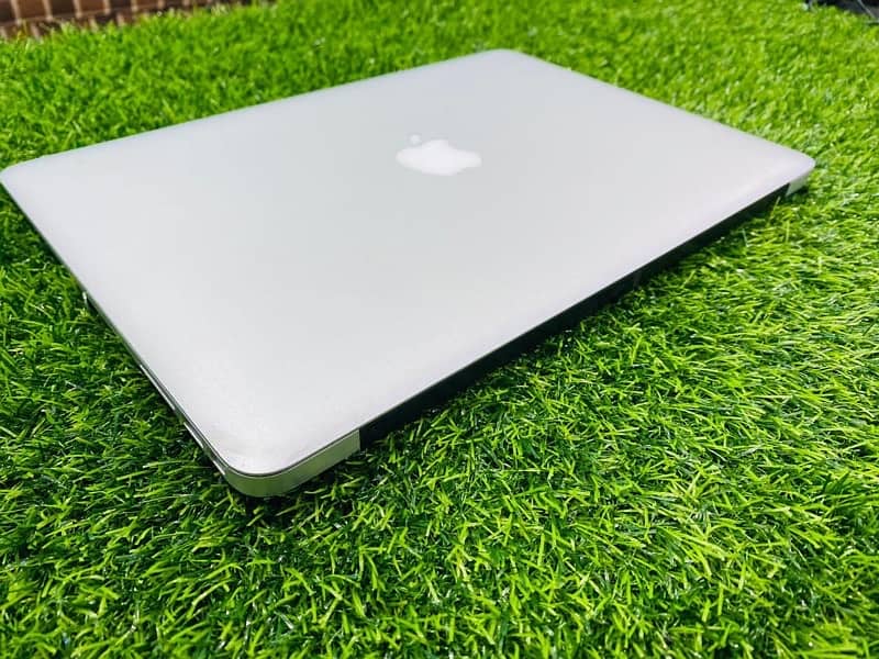 MACBOOK AIR (2017) (8/256gb SSD) MINT CONDITION 2