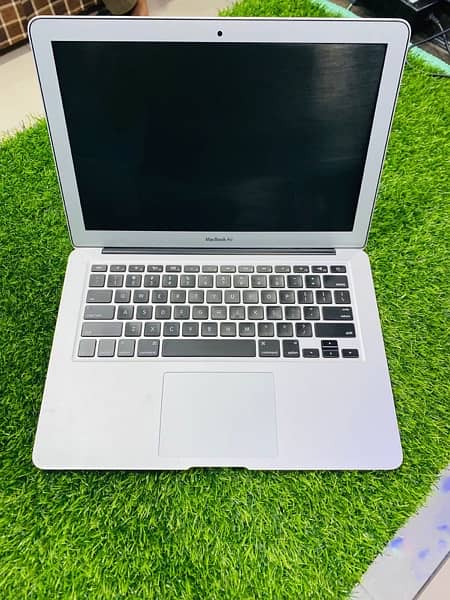 MACBOOK AIR (2017) (8/256gb SSD) MINT CONDITION 9