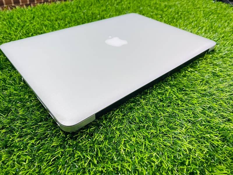 MACBOOK AIR (2017) (8/256gb SSD) MINT CONDITION 11