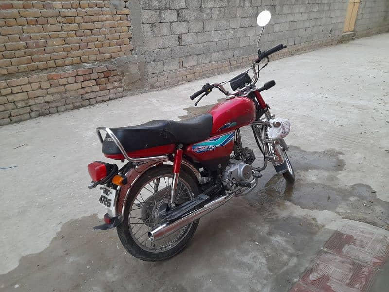 Honda CD 70 2018 model in good condition with original tank and sides 0