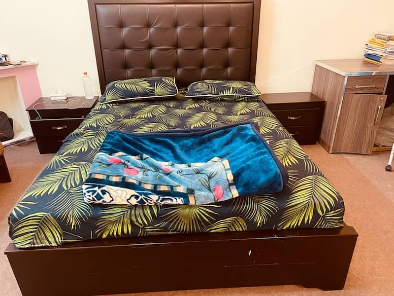 5x6 and half feet bed with Side tables 3