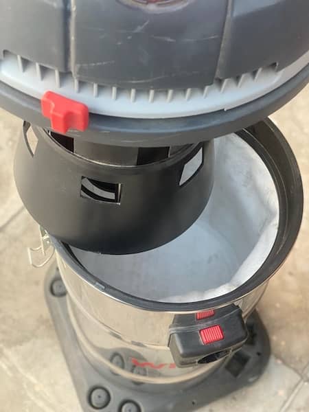 WINDY 365 IR vacuum cleaner For home ,Masque , service station . 1