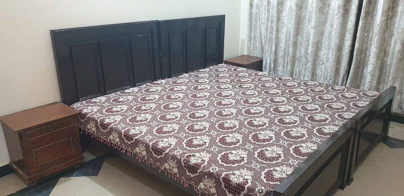 1 piar single Bed withi meetrs 4