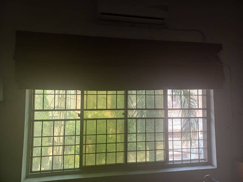 blinds in good condition 2