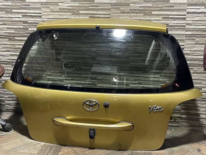 Toyota vitz 2003-2004 trunk/ diggi and lights. 1