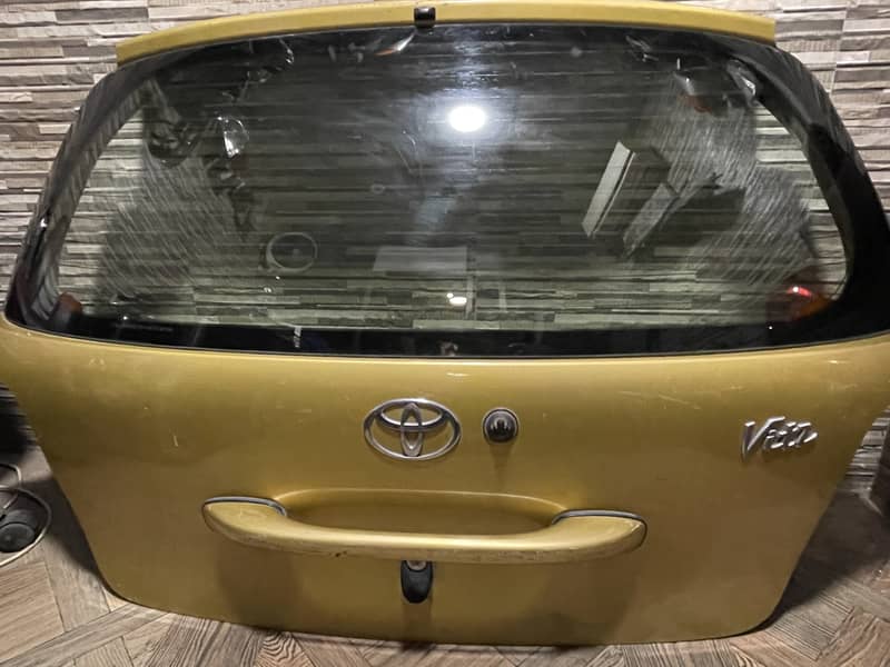 Toyota vitz 2003-2004 trunk/ diggi and lights. 2