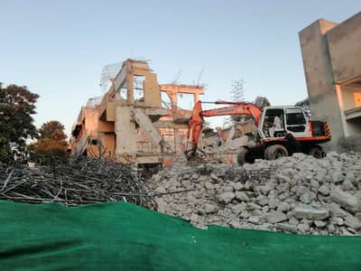 Malba house demolish building's old scrap dealer 1