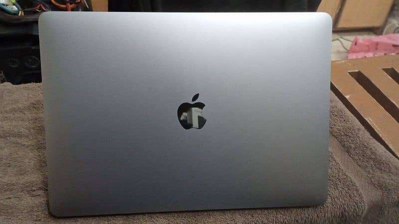 MacBook Pro 2016 & 2017 13 Inch Touch Bar & Non Touch Bar 11