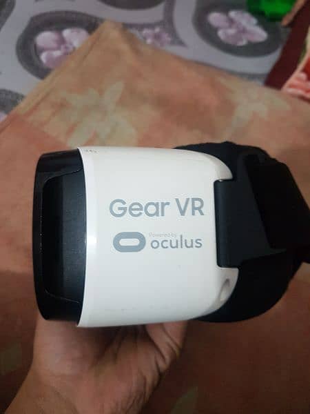 Samsung  Gear VR powered by oculus 0