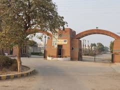 Golden plot few steps away from Northern by pass multan