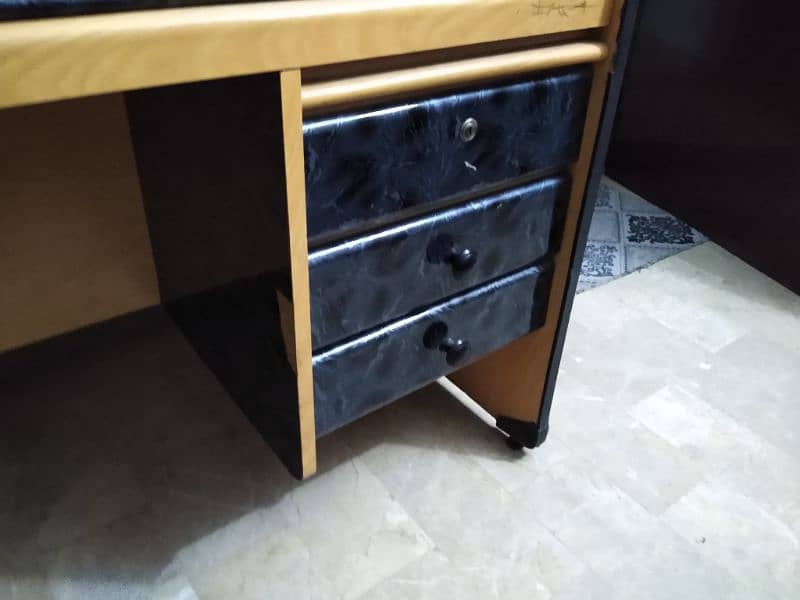 Study table in excellent condition 2