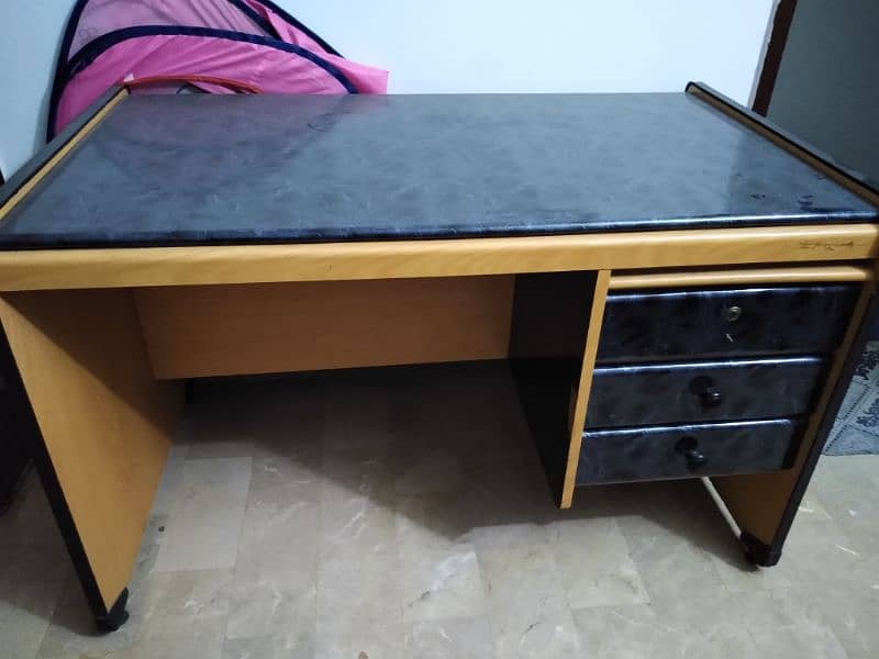 Study table in excellent condition 3