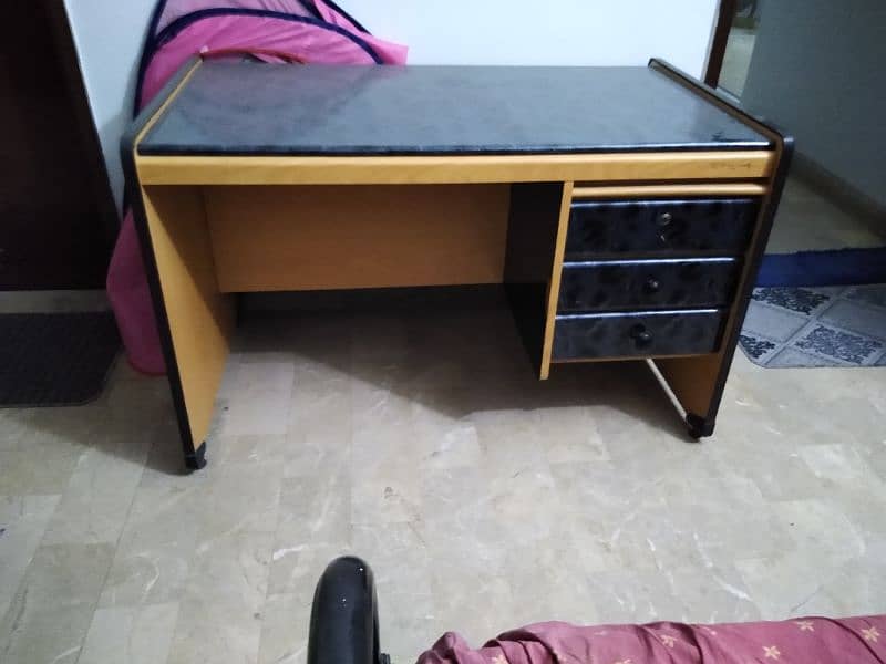 Study table in excellent condition 4