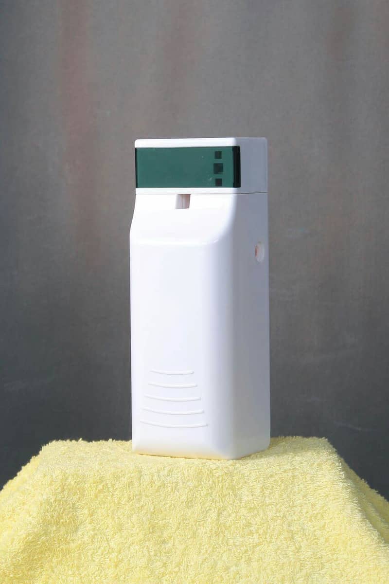 Automatic room perfume dispenser with remote USE WITH ELECTRICITY 12