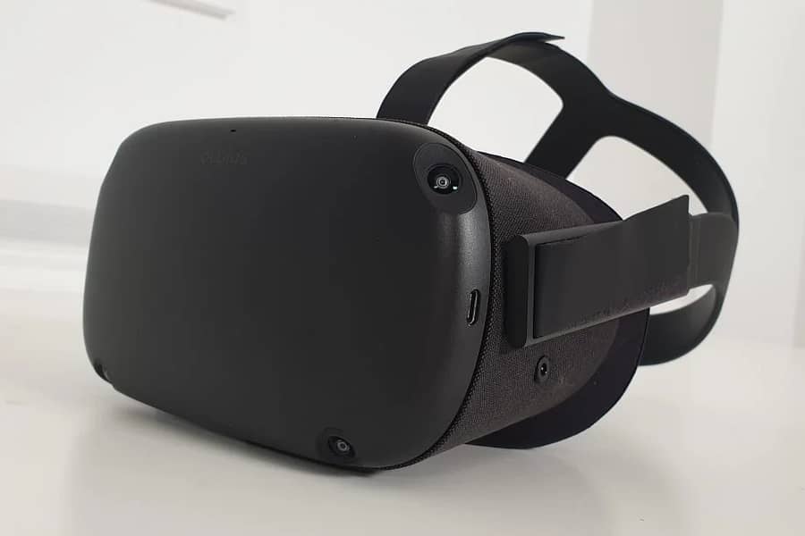 Few Used Oculus Quest All in One Headset for sale 3