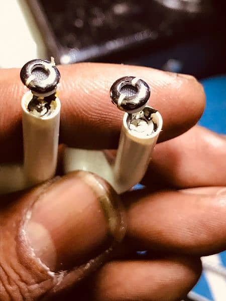 apple AirPods repairing scratch Less Kam kiya jae without any damage 3