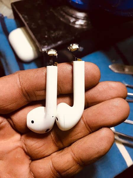 apple AirPods repairing scratch Less Kam kiya jae without any damage 4