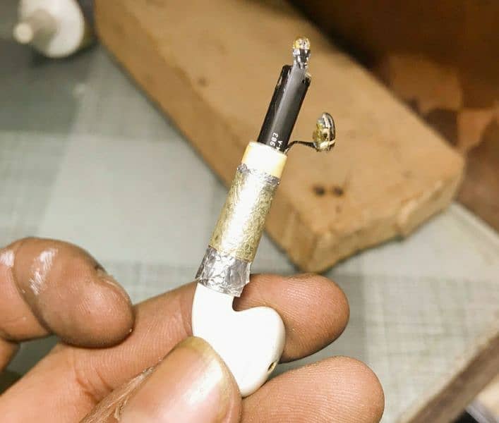 apple AirPods repairing scratch Less Kam kiya jae without any damage 7