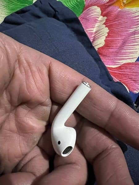 apple AirPods repairing scratch Less Kam kiya jae without any damage 8