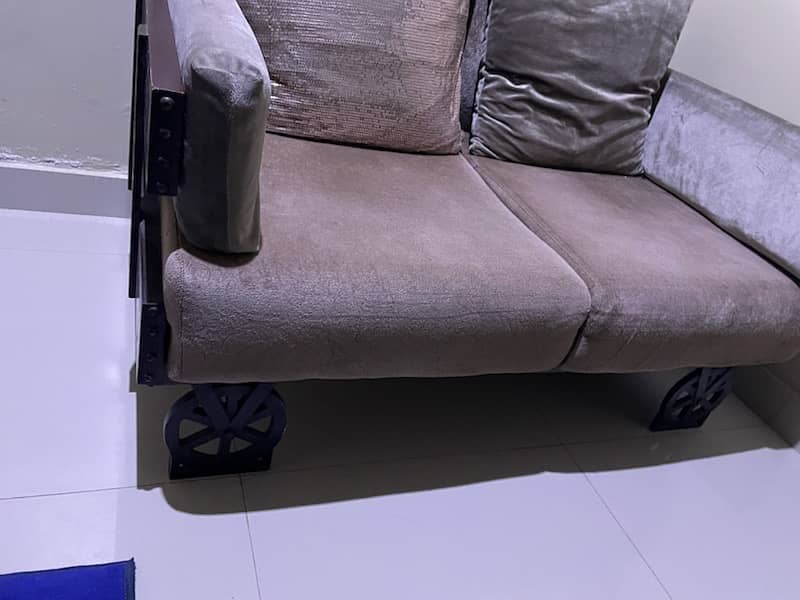 Selling 7 seater beautiful elegant sofa set 4