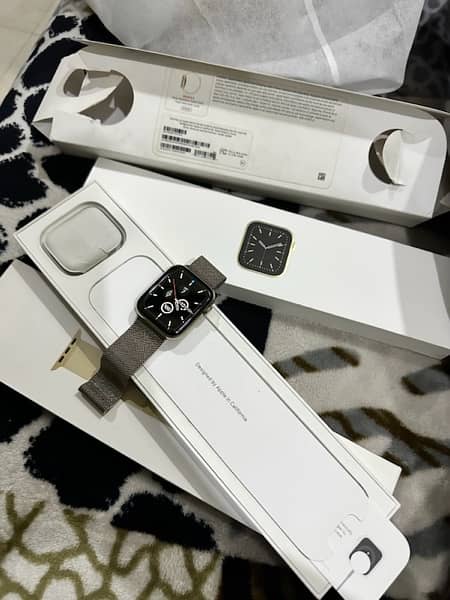 Apple watch series 6 44mm stainless steel gold milanese loop 0