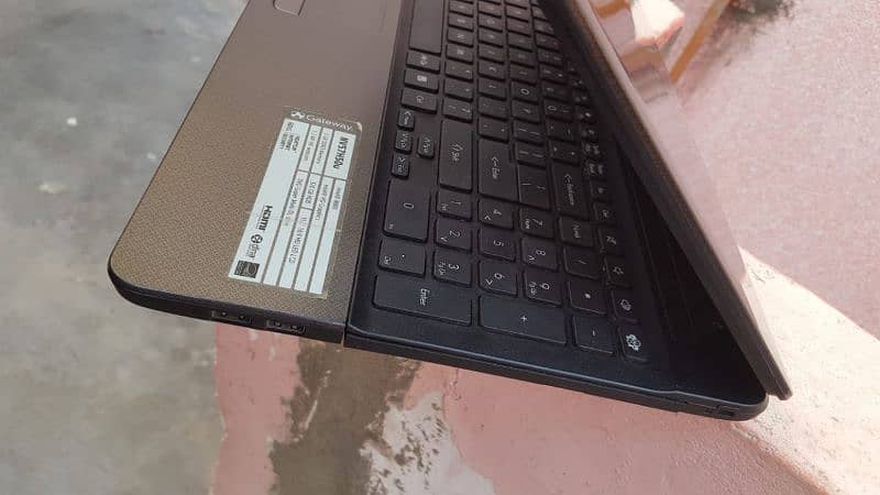 Gateway laptop for sell 500 gb hard disk excellent Condition 10